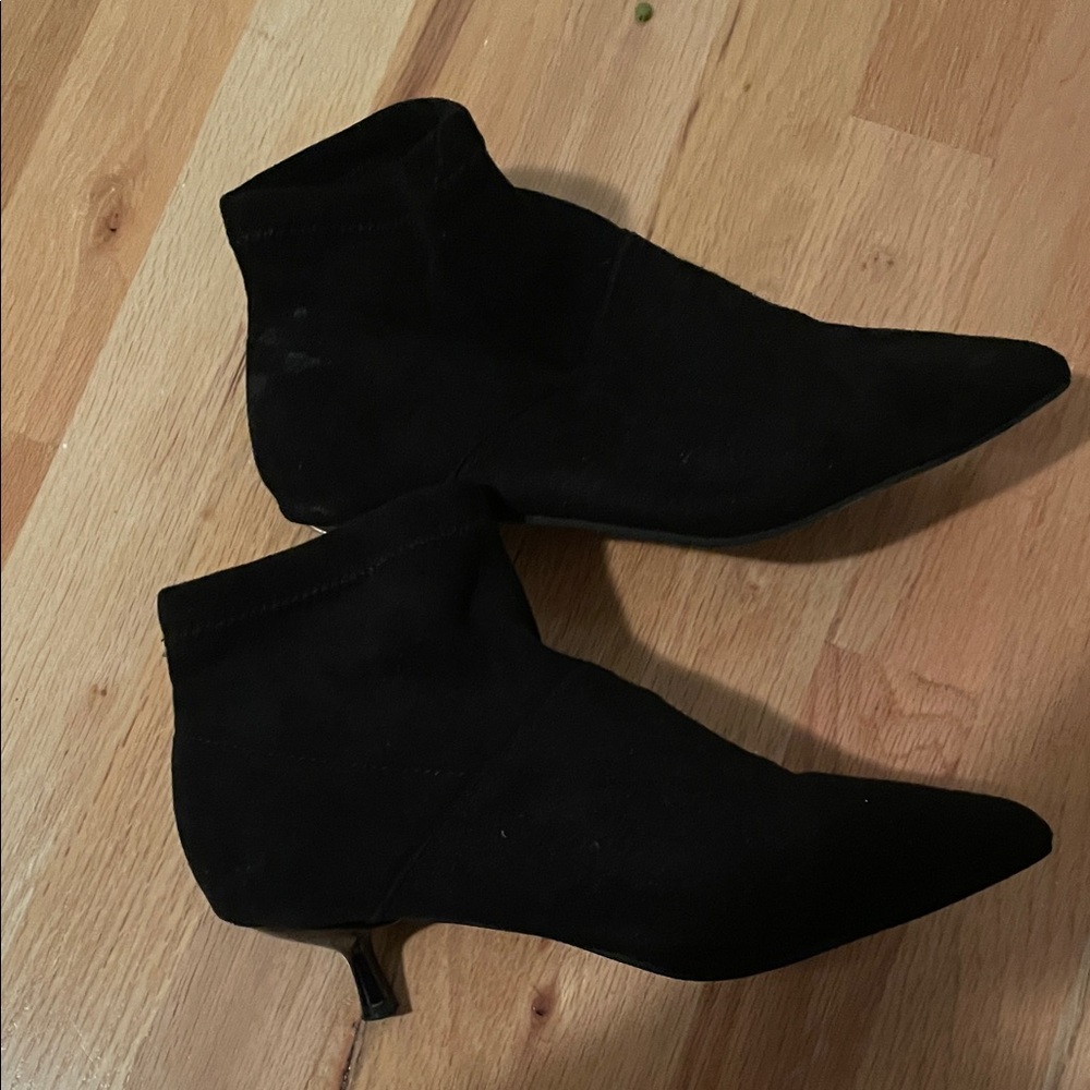 Like New! Elegant Black Suede Kitten heel Ankle Boots
